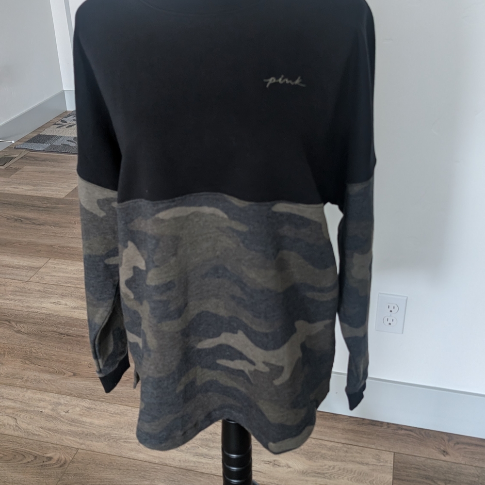PINK Victoria's Secret Black and Camouflage Men's Sweater - Picture 9 of 13